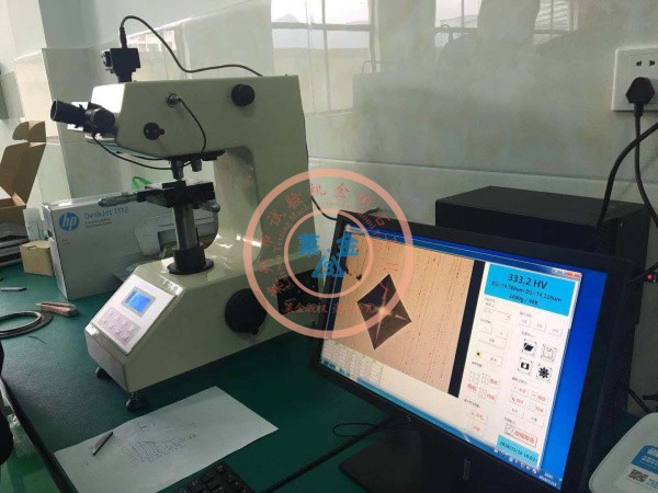 老客戶推薦新客戶選用我廠HVS-1000A型數(shù)顯顯微硬度計(jì)：現(xiàn)場(chǎng)安裝照片（圖像清晰質(zhì)感、測(cè)試精度高）